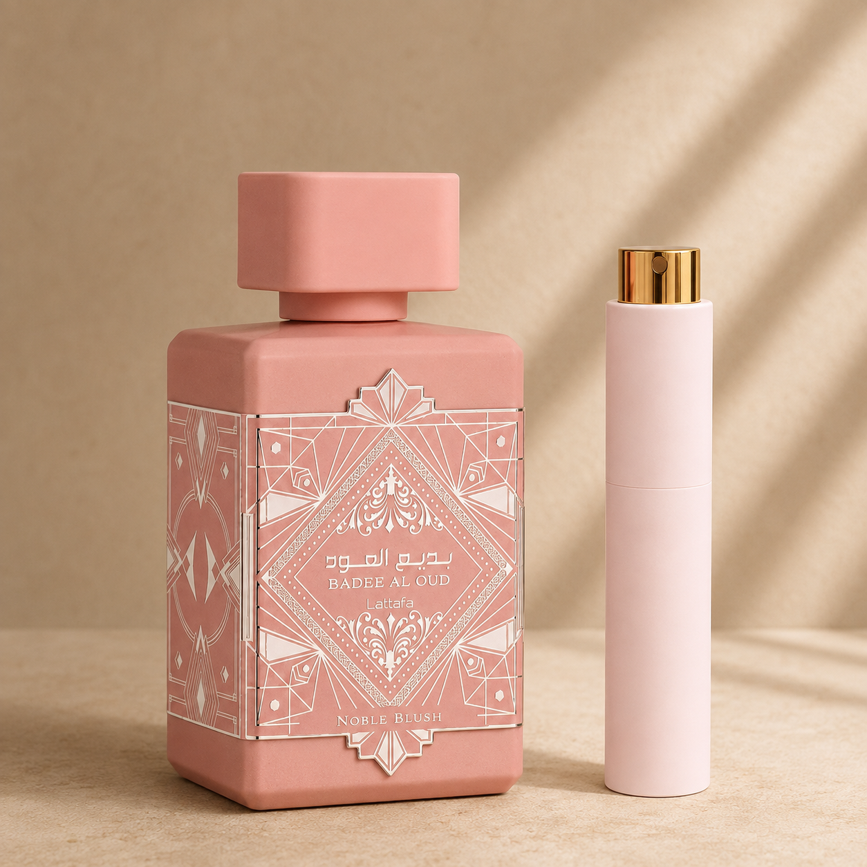 Lattafa Bade'e Al Oud Noble Blush originalflaske med mat nude rosa atomizer