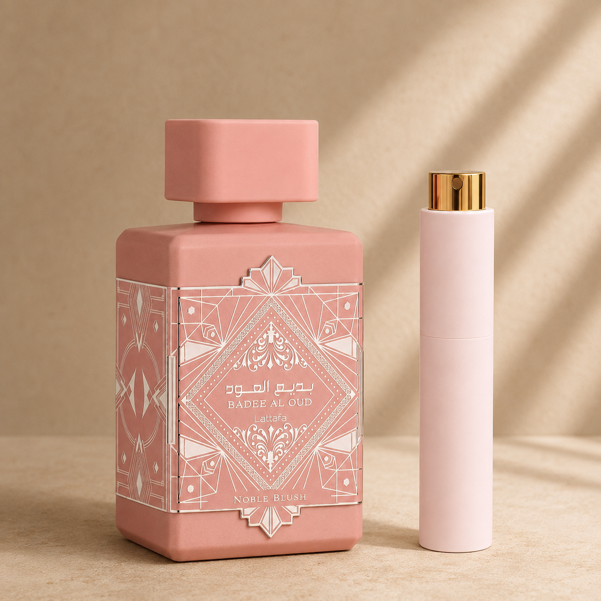 Lattafa Bade'e Al Oud Noble Blush originalflaske med mat nude rosa atomizer